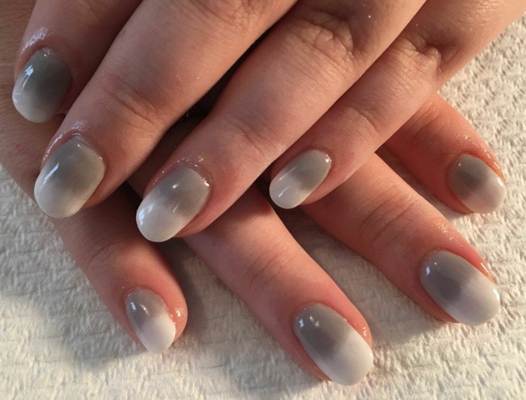 gel naglar grå vit ombre oval form nageldesign