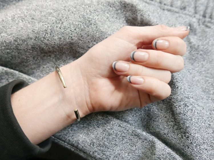 dubbla franska naglar ljusgrå mörkgrå spetsiga ovala