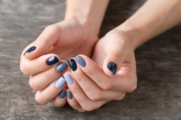 gel naglar i grå matt ljus mörka nyanser mörkblå trendkombination