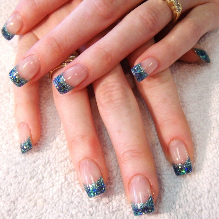 gel nagel fransk manikyr glitter ser blå ut