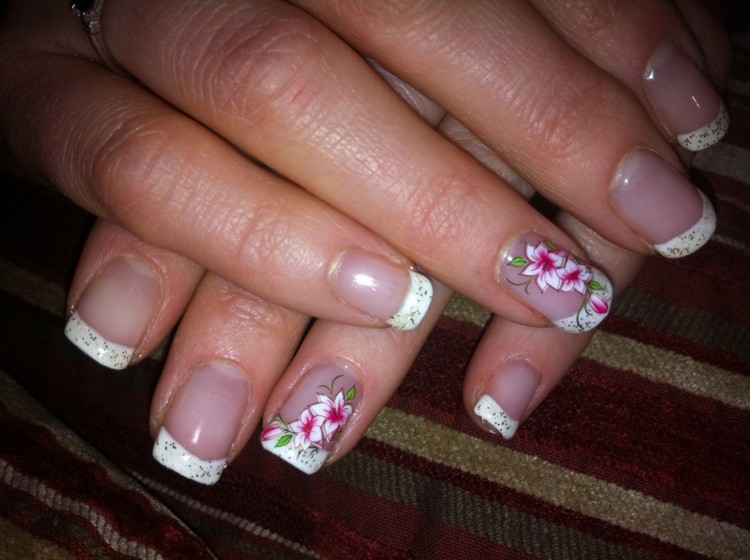 gel nagel fransk manikyr klistermärken blommor glitter sommar motiv