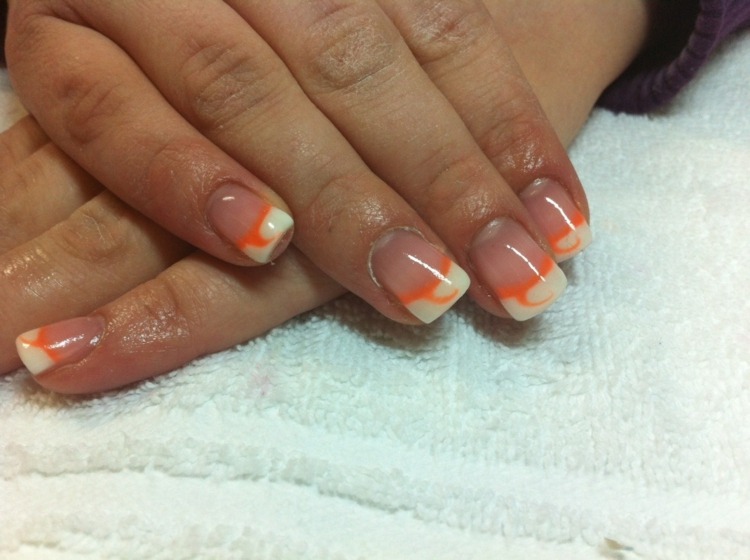 gel naglar med fransk manikyr vit orange spik design