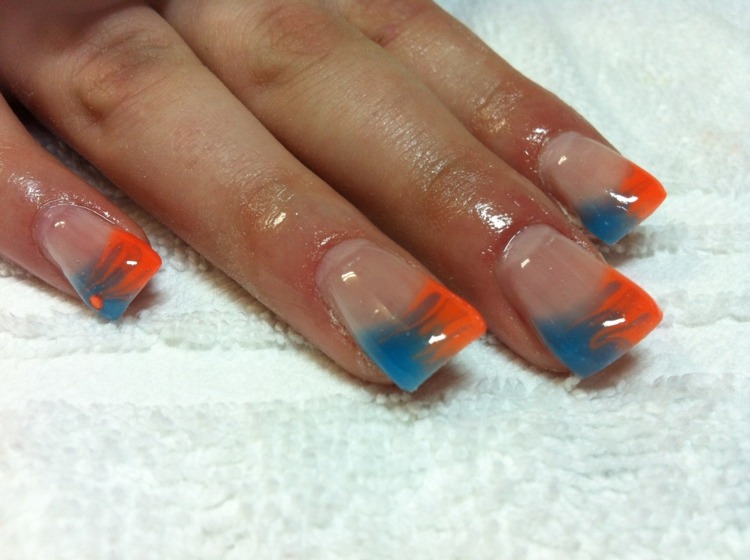 gel naglar-med-fransk-manikyr-orange blå mix sommarlook