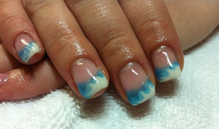 gel naglar-med-fransk-manikyr blå vita vågor maritimt utseende kvinnor