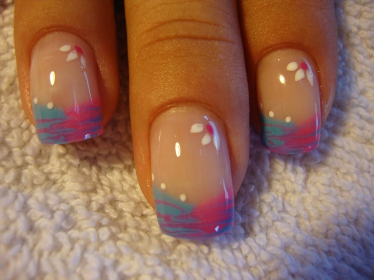 gel nagel fransk manikyr pastellfärger rosa ljusblå akryl