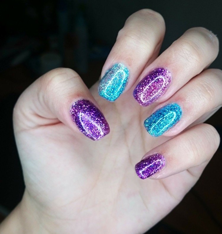 Gel naglar med glitter damer-design-nailart-lila-blå