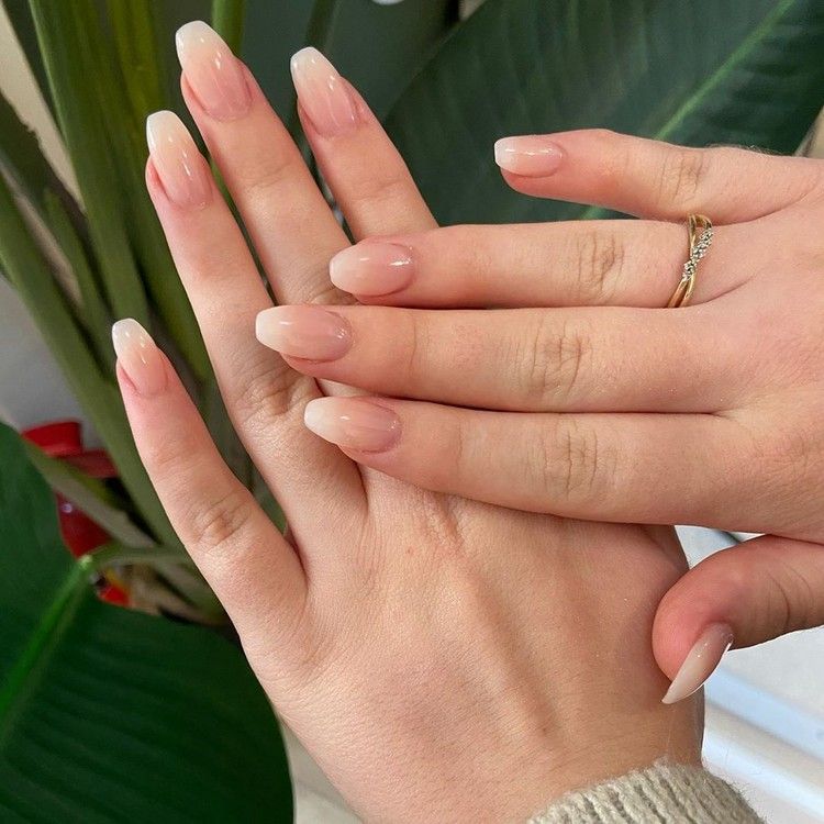 Baby boomer nail design gel naglar naturlig färg