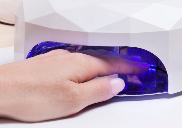 gel-naglar-gör-det-själv-uv-lampa-led-ljus-gel-nagellack-torr