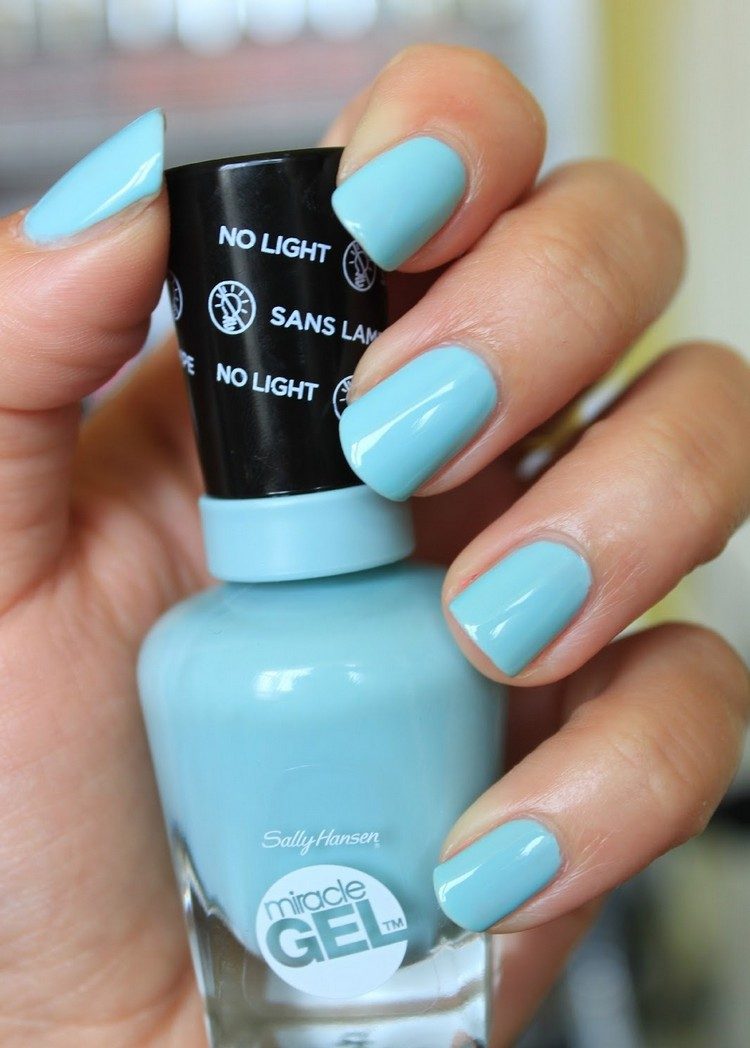 gör-det-själv-gel-naglar-utan-uv-lampa-ljusblå-nagellack-gel-look