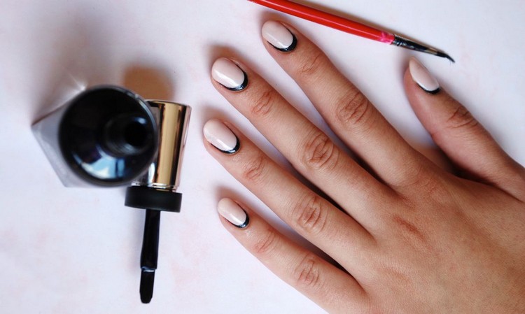 gel naglar-gör-det-själv-hemma-nagelkonst-borste-beige-svart-design