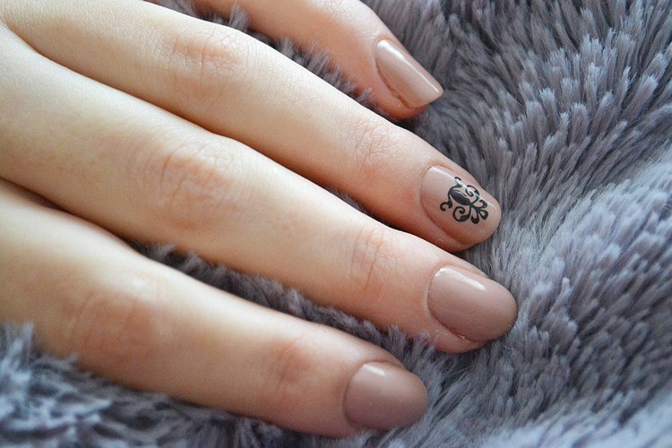 gel naglar-gör-det-själv-dekoration-beige-naglar-uv-ljustorkade