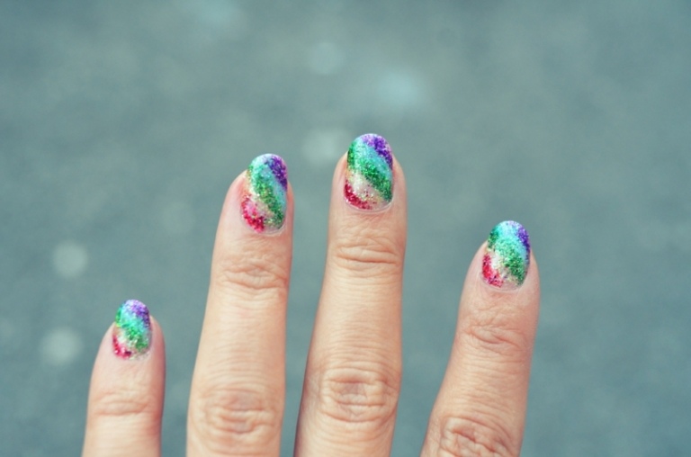 DIY gel naglar rainbow diagonal design grön lila blå röd glitter