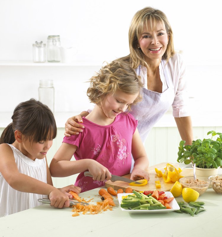 Matlagning tillsammans-barn-lära-att-klippa-övervakning-föräldrar