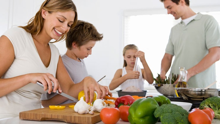 laga-tillsammans-familj-uppgifter-dela-mat-förbereda