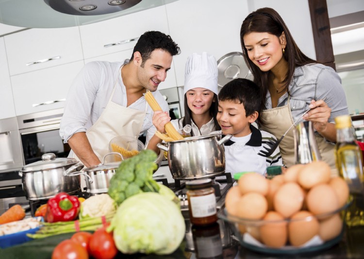 Matlagning tillsammans -moderna-kök-familj-nudlar-äta