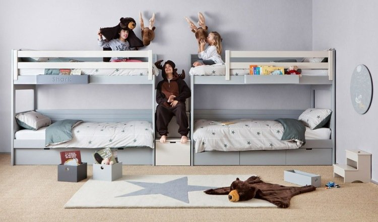 inrätta ett gemensamt barnrum design optimalt fyra bäddar möbler