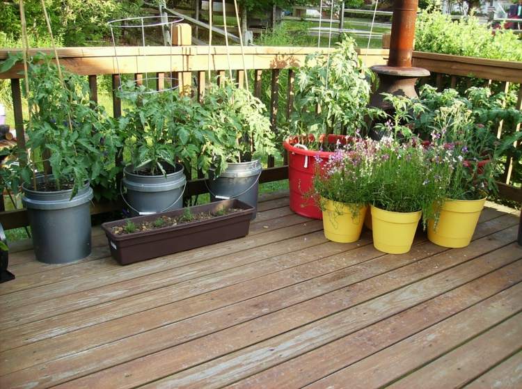 form blomkrukor gul grå hink terrass balkong grönsaker