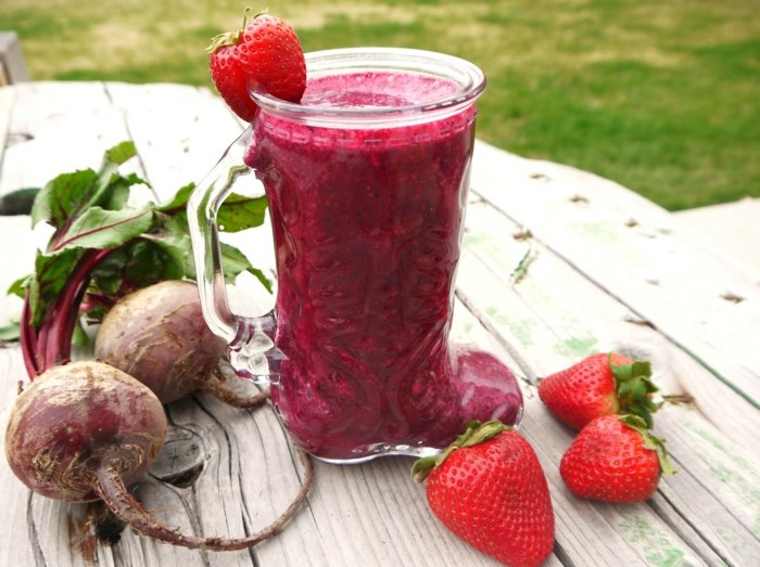 jordgubbe smoothie skaka rödbetor hälsosam dryck glas trädgård