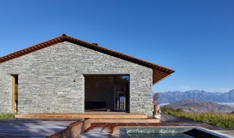 minimalistiskt-levande-mysigt-hus-sten-trä-terrass-pool