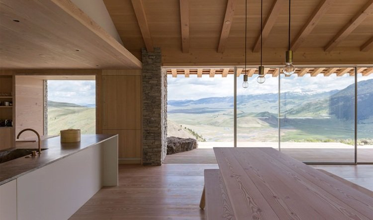 minimalistiskt-levande-mysigt-hus-sten-trä-vardagsrum-kök-fönster