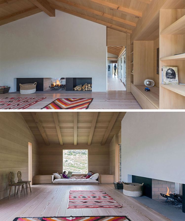 minimalistiskt-levande-mysigt-hus-sten-trä-öppen spis-shclicht-möbler