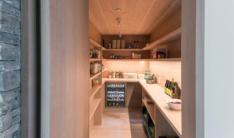 minimalistiskt-levande-mysigt-hus-sten-trä-kök-källare-förråd