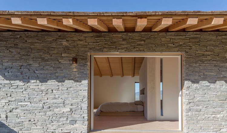 minimalistiskt-levande-mysigt-hus-sten-trä-fönster-sovrum