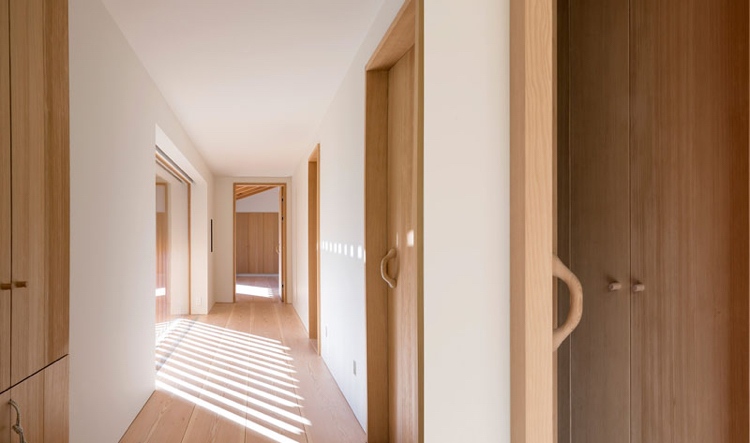 minimalistisk-levande-mysigt-hus-interiör-trä-ljus-hall