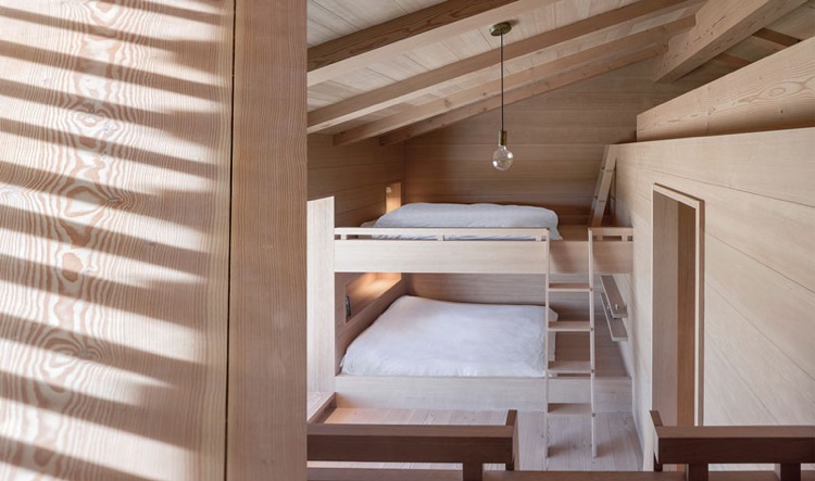minimalistiskt-levande-mysigt-hus-sten-trä-barnrum-trämöbler-loftsäng
