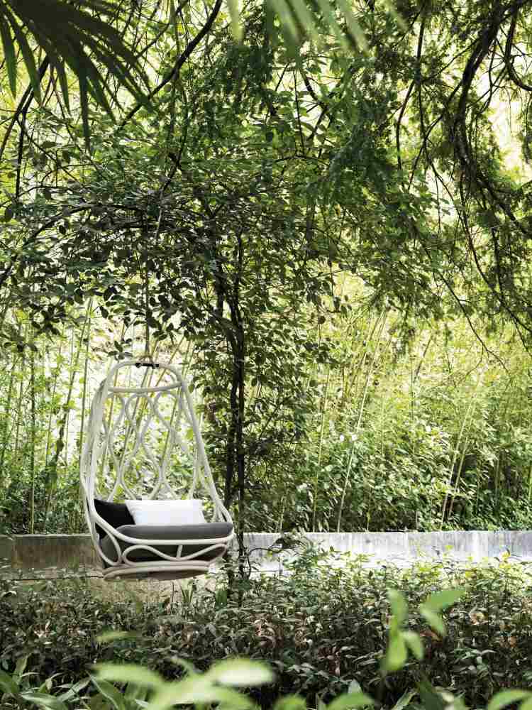 mysig-trädgård-design-utomhus-område-hängande stol-skugga-natur-grönska