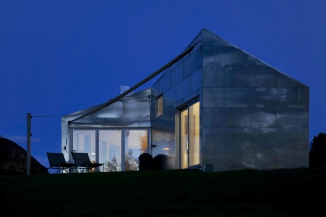 Sommarstuga-fasadbeklädnad-högreflekterande gaveltak i aluminium