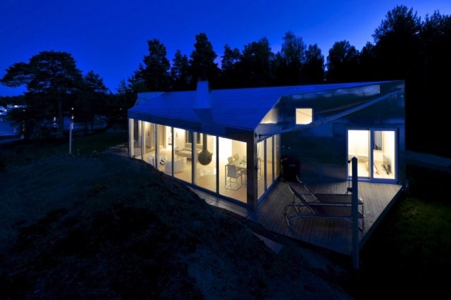 modern-hydda-terrass-fönster-fram-i-mitten-i-den-nordiska vildmarken
