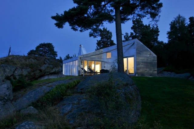Hut-med-ett-gaveltak-aluminium-paneler-klädd-modern-arkitektur