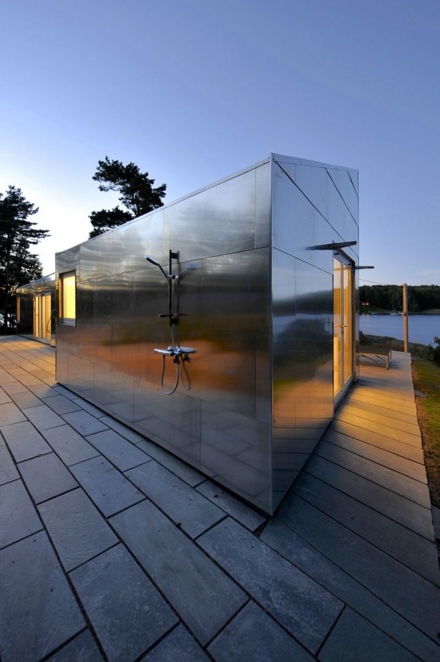 Aluminium-skåp-asymmetrisk-form-utanför-dusch