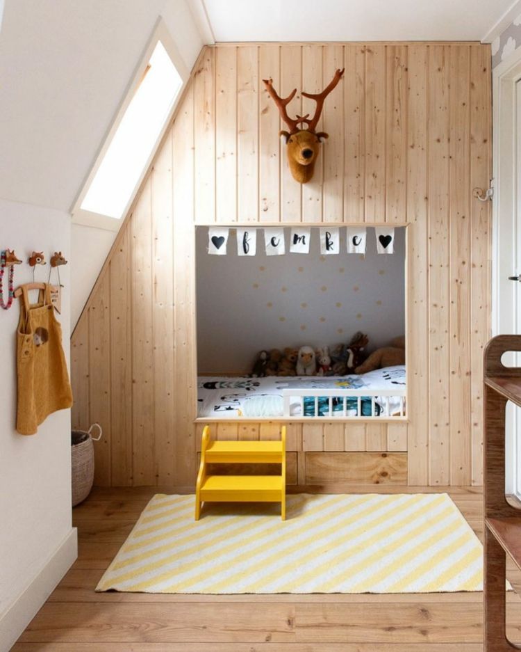 Skapa en sovalkov i barnrummet med en trävägg och en liten trappa
