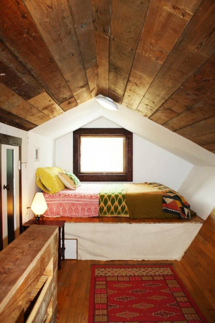 Täck loftet med trä och lägg en säng till fönstret