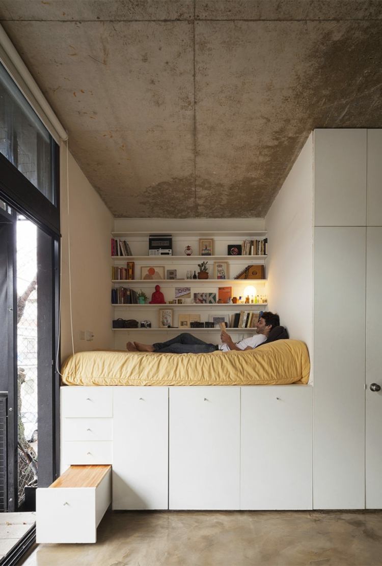 Idé för en loftsäng i en nisch gjord av multifunktionella möbler med hylla