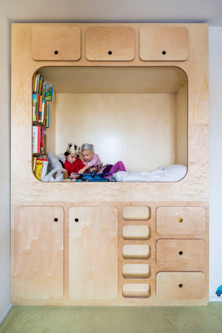 Mysig säng för barn med modern träpanel och inbyggd bokhylla