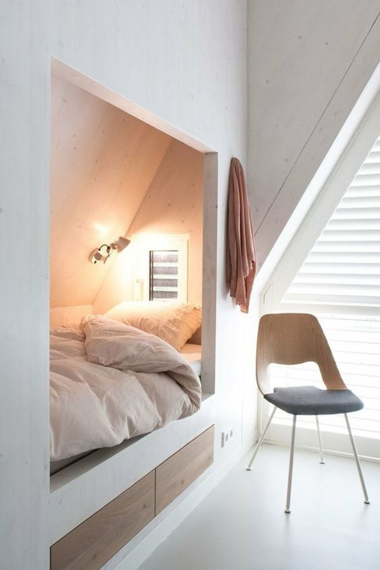 Designa en sovalkov och separera sängen med en vägg under ett sluttande tak