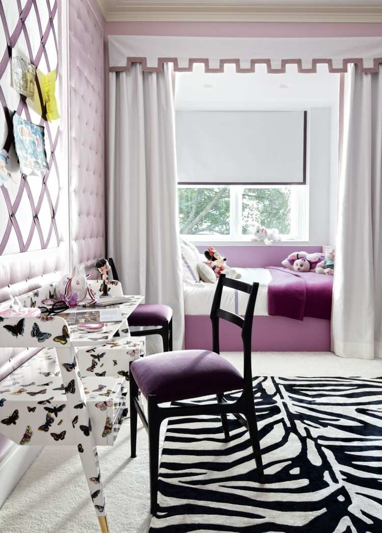 Flickrumsidé med en sängnisch vid fönstret och rosa möbler