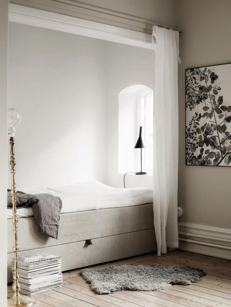 Skapa en sovalkov med en loftsäng - säng mot en vägg med ett litet fönster