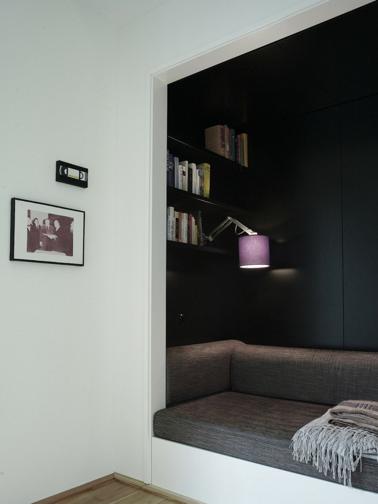 Skapa en sovalkov i ett modernt utseende med svart färg - soffa och säng i en