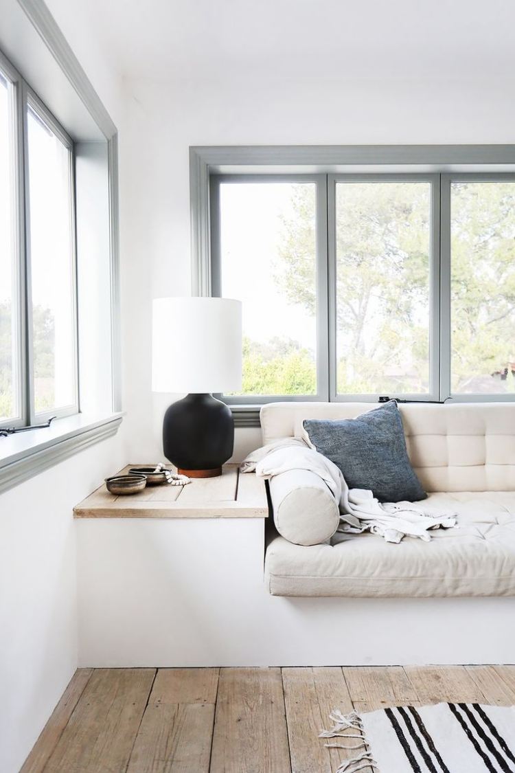 bänk-fönster-läsning-hörn-uppsättning-vit-ljus-golvbräda-sits-vägg-in