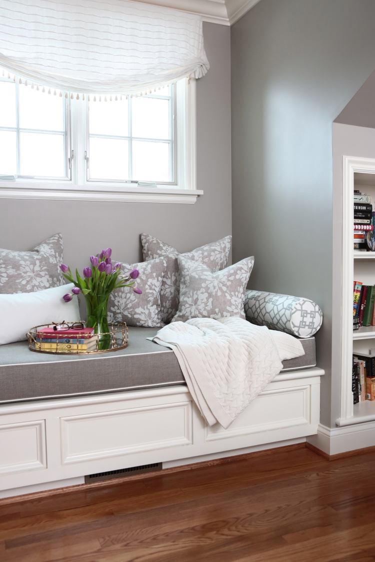 bänk-fönster-läsning-hörn-möbler-grå-vägg-färg-klädsel-dynor-gardiner