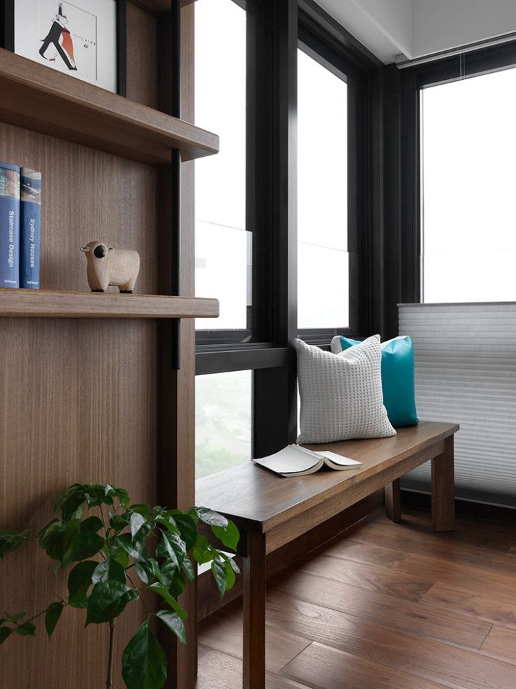 bänk-fönster-läsning-hörn-möblering-trä-kudde-ljus-fönster-elegant