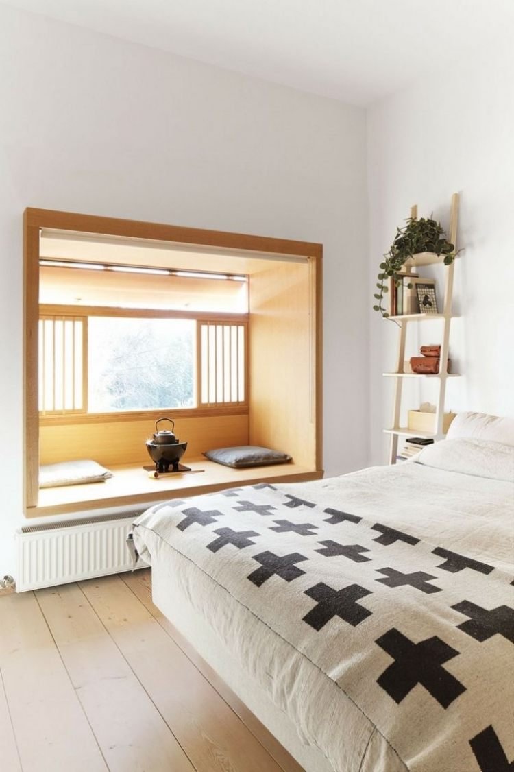 bänk-fönster-läsning-hörn-inredning-sovrum-skandinaviska-trä-fönsterramar