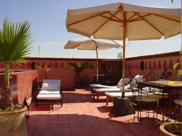 Marockansk terrass-design-med-solstolar och parasoller
