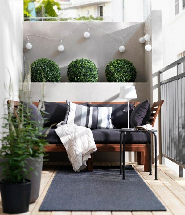 liten terrass med soffa och matta-runda växter