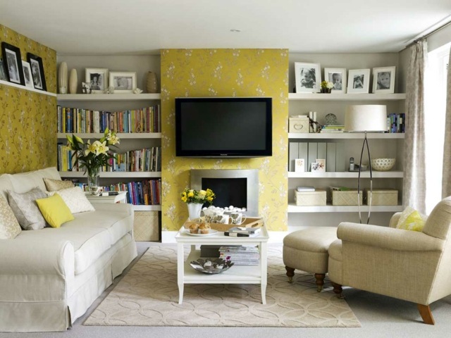 ställa upp stoppade möbler soffa gul vägg tapet vägghyllor