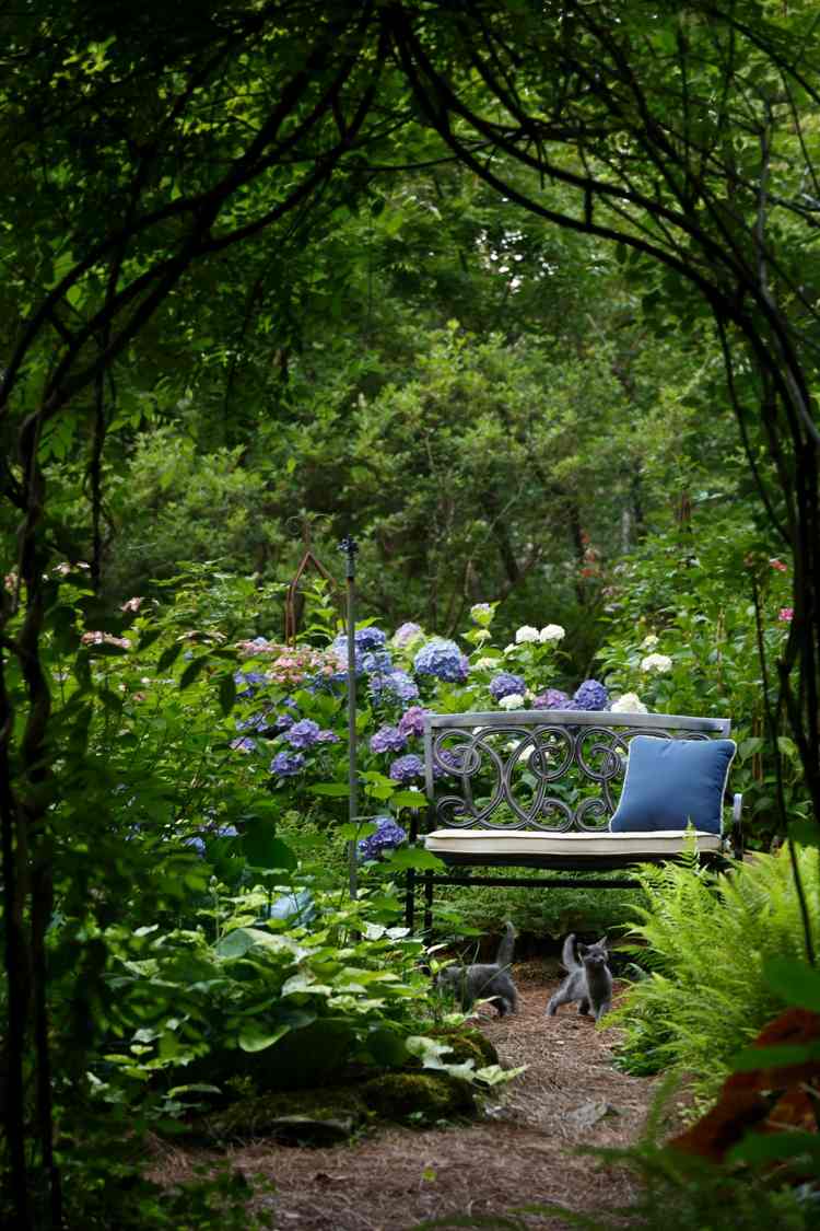 trädgård design romantisk-växt-bänk-metall